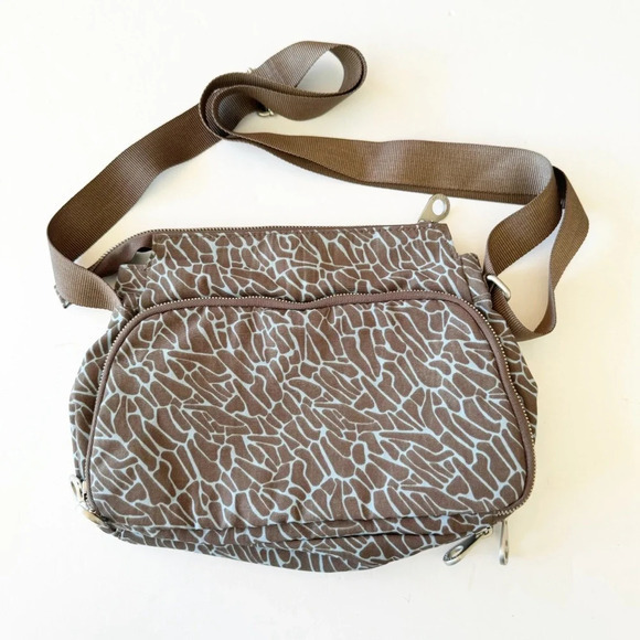 Baggalini Taupe‎ Travel Bag Crossbody Geo Print Pockets Organizing Turnlock RFID - Picture 2 of 12